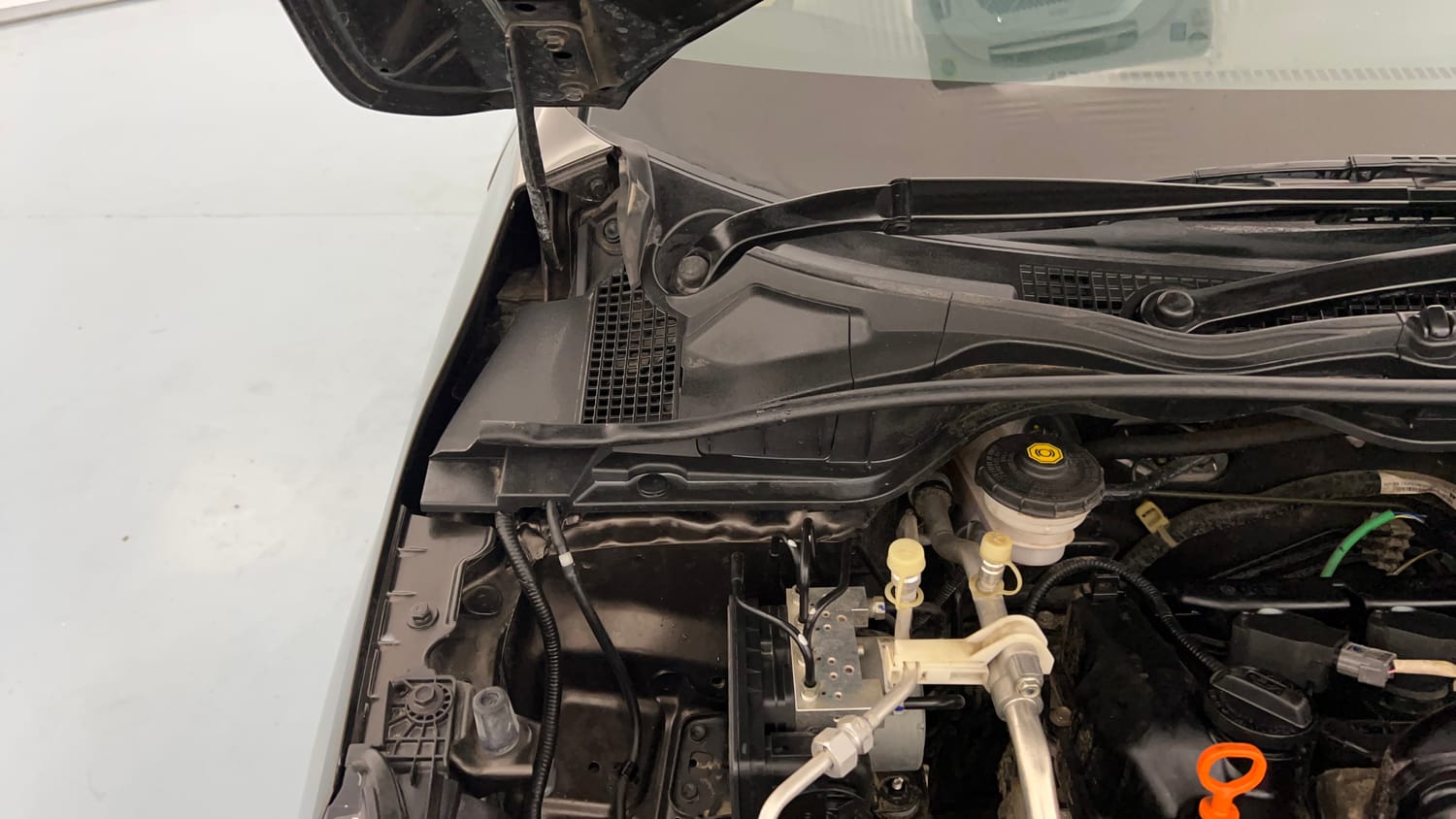 Used 2023 Honda City V Petrol MT Petrol Manual engine ENGINE RIGHT SIDE HINGE & APRON VIEW
