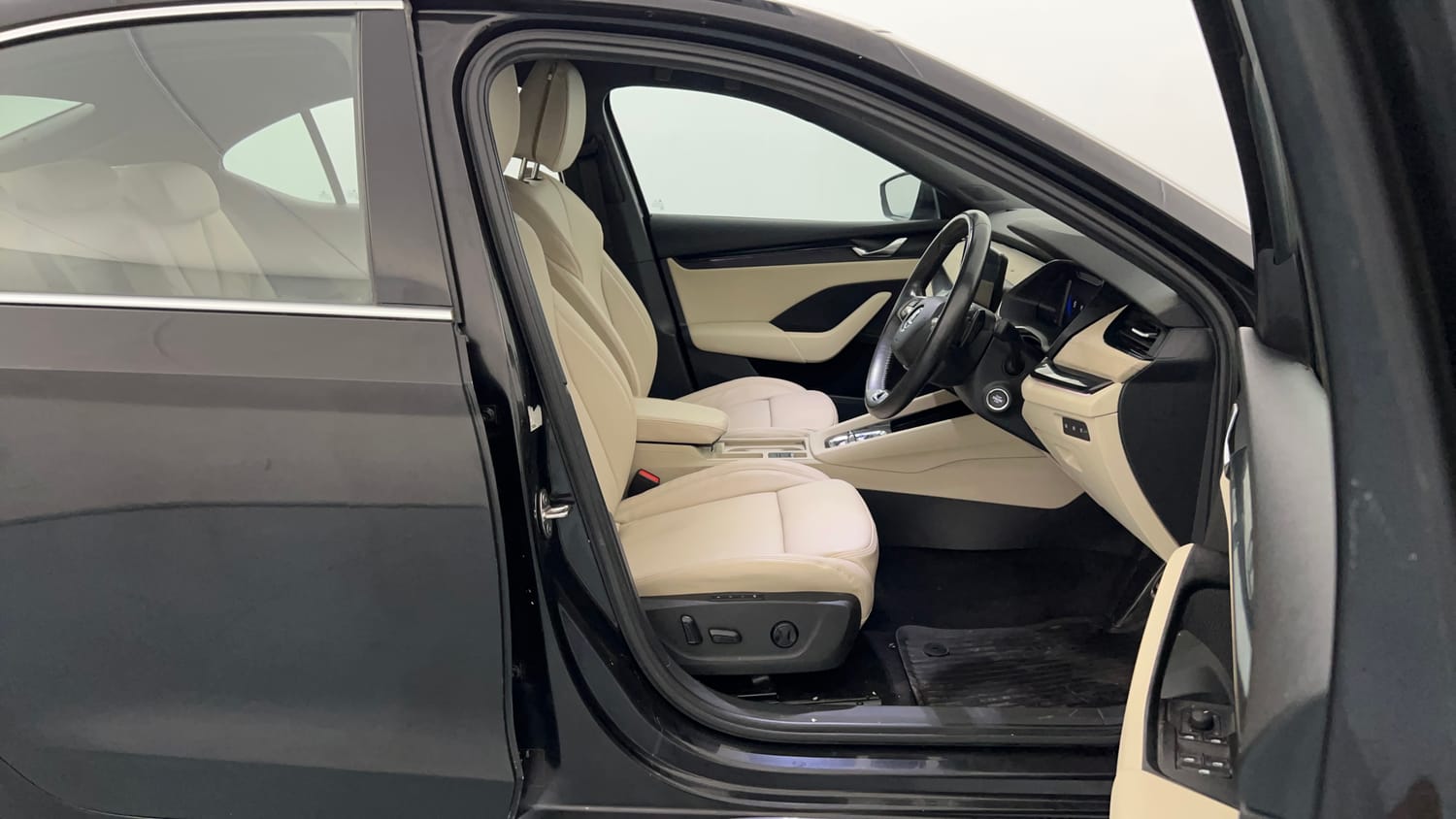 Used 2022 Skoda Octavia Style 2.0 Petrol Automatic interior RIGHT SIDE FRONT DOOR CABIN VIEW