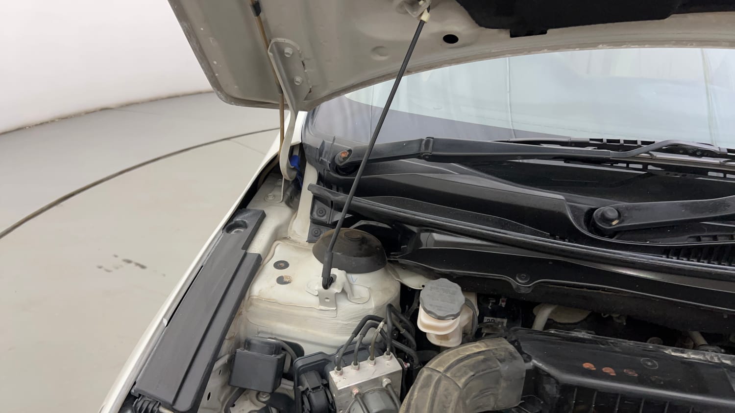 Used 2022 Maruti Suzuki Ciaz Alpha 1.5 AT Petrol Automatic engine ENGINE RIGHT SIDE HINGE & APRON VIEW