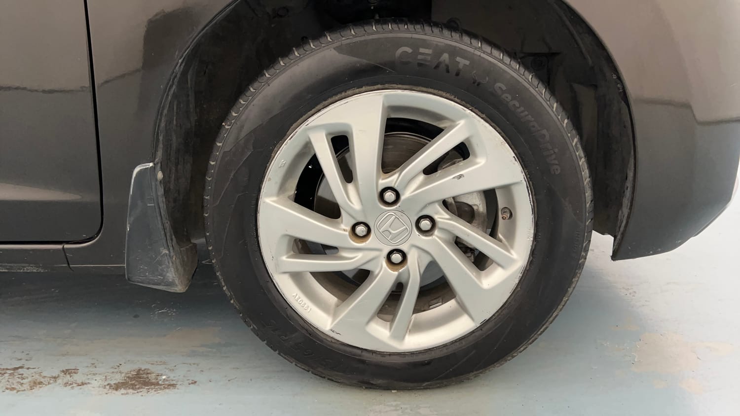 Used 2019 Honda Jazz VX CVT Petrol Petrol Automatic tyres RIGHT FRONT TYRE RIM VIEW