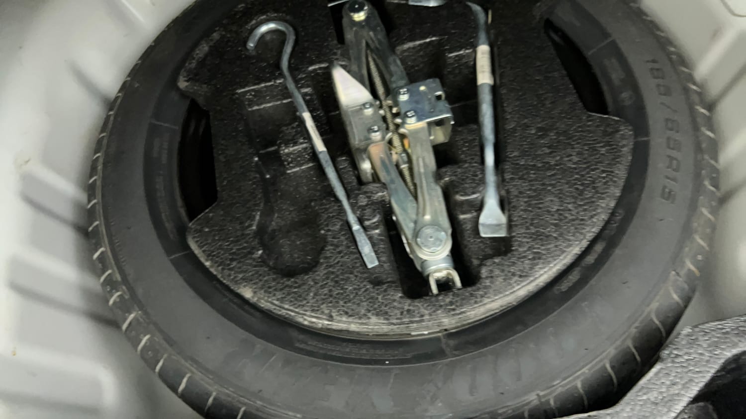 Used 2022 Maruti Suzuki Ciaz Alpha 1.5 AT Petrol Automatic tyres SPARE TYRE VIEW