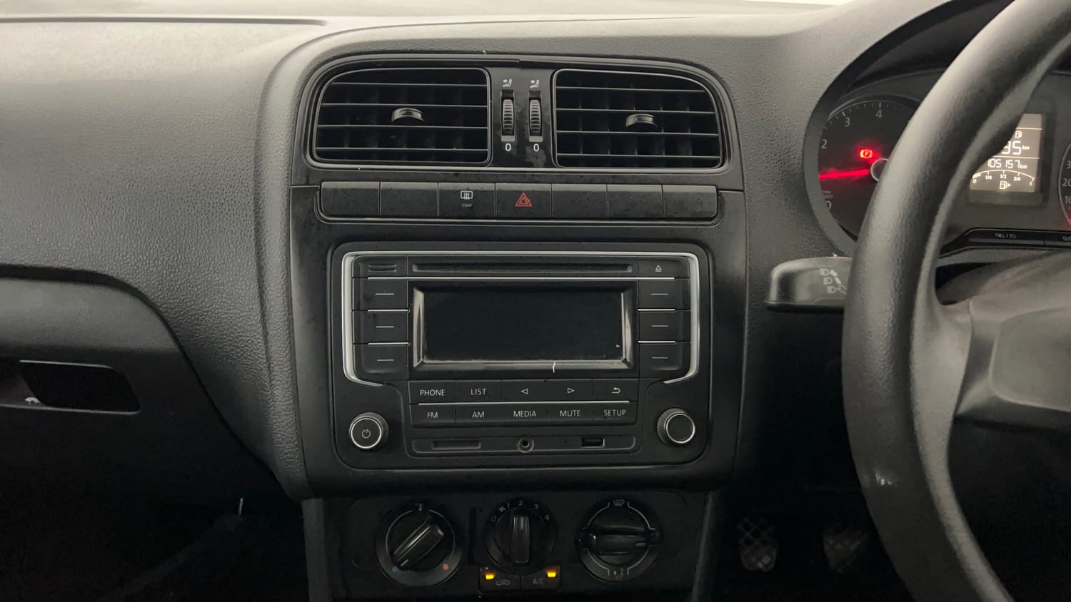 Used 2020 Volkswagen Polo Comfortline 1.0L (P) Petrol Manual interior MUSIC SYSTEM & AC CONTROL VIEW