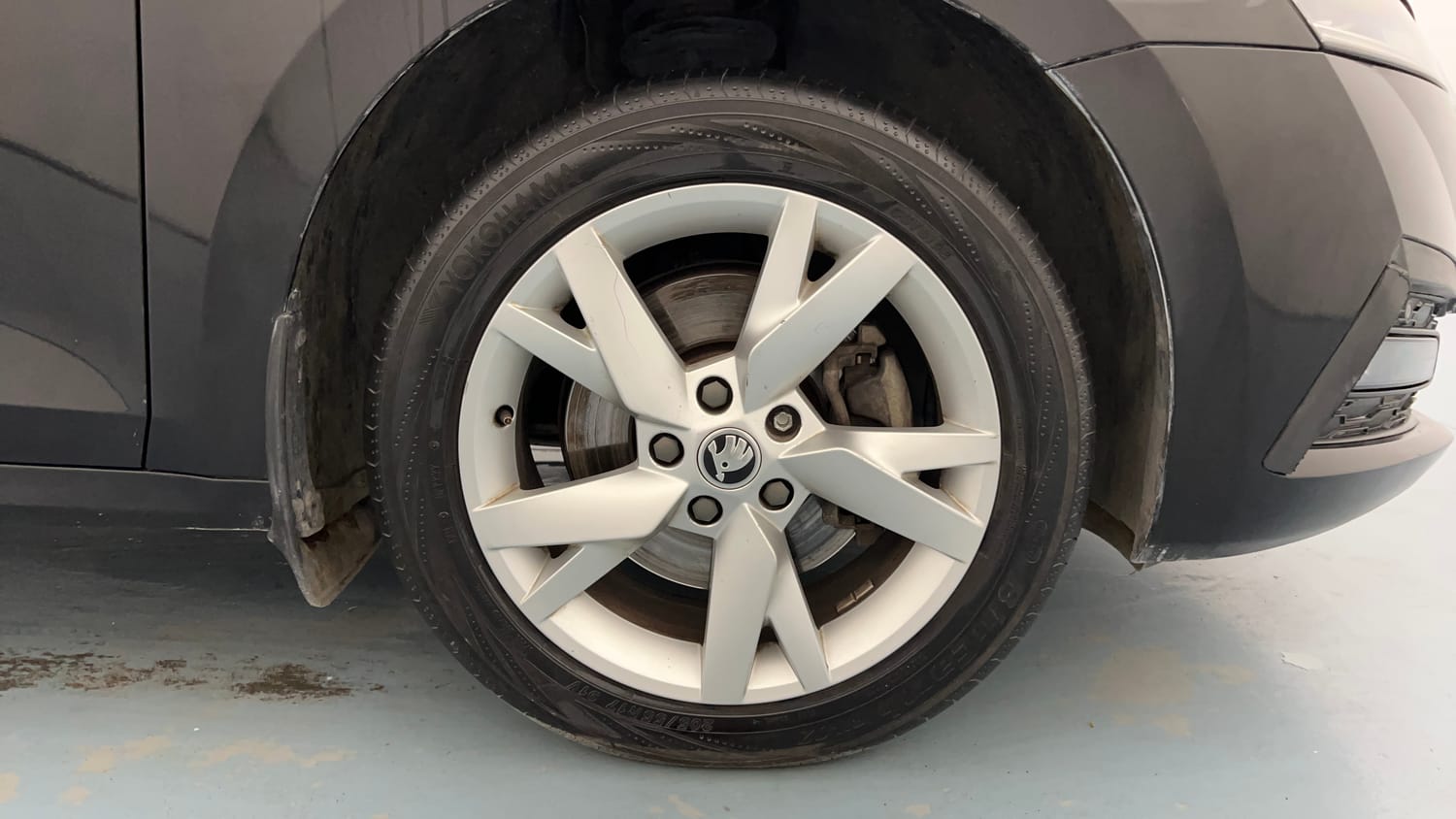 Used 2022 Skoda Octavia Style 2.0 Petrol Automatic tyres RIGHT FRONT TYRE RIM VIEW