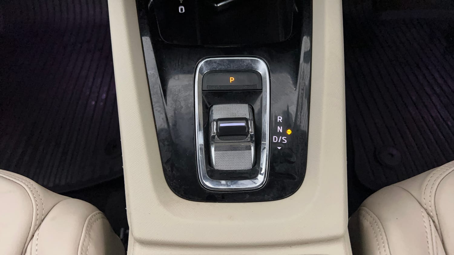 Used 2022 Skoda Octavia Style 2.0 Petrol Automatic interior GEAR  KNOB VIEW