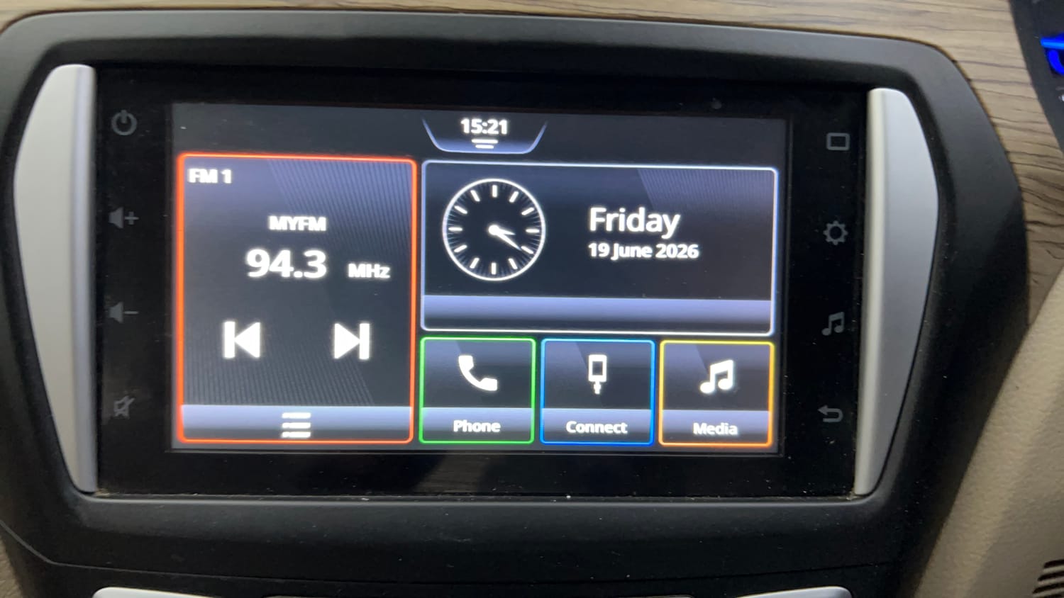 Used 2022 Maruti Suzuki Ciaz Alpha 1.5 AT Petrol Automatic top_features Integrated (in-dash) music system