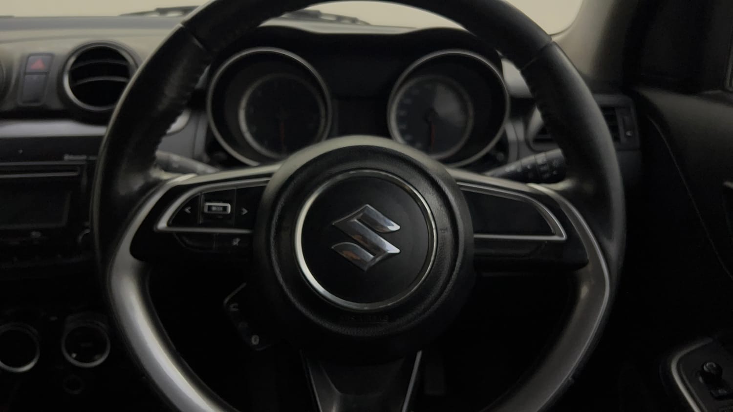 Used 2020 Maruti Suzuki Swift ZXi AMT Petrol Automatic top_features Airbags