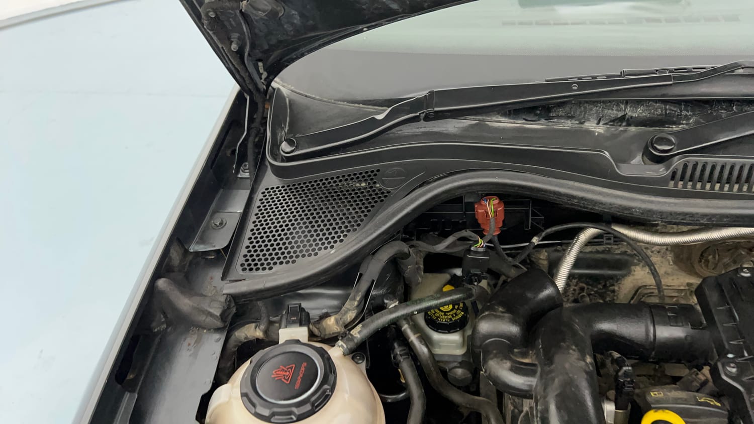 Used 2020 Volkswagen Polo Comfortline 1.0L (P) Petrol Manual engine ENGINE RIGHT SIDE HINGE & APRON VIEW