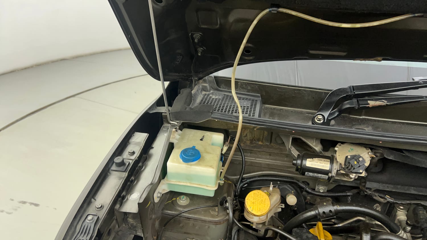 Used 2022 Renault Kwid RXT 1.0 (O) Petrol Manual engine ENGINE RIGHT SIDE HINGE & APRON VIEW