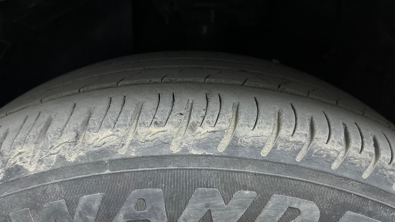 Used 2025 Kia Sonet HTX Plus 1.5 Diesel Manual tyres LEFT FRONT TYRE TREAD VIEW