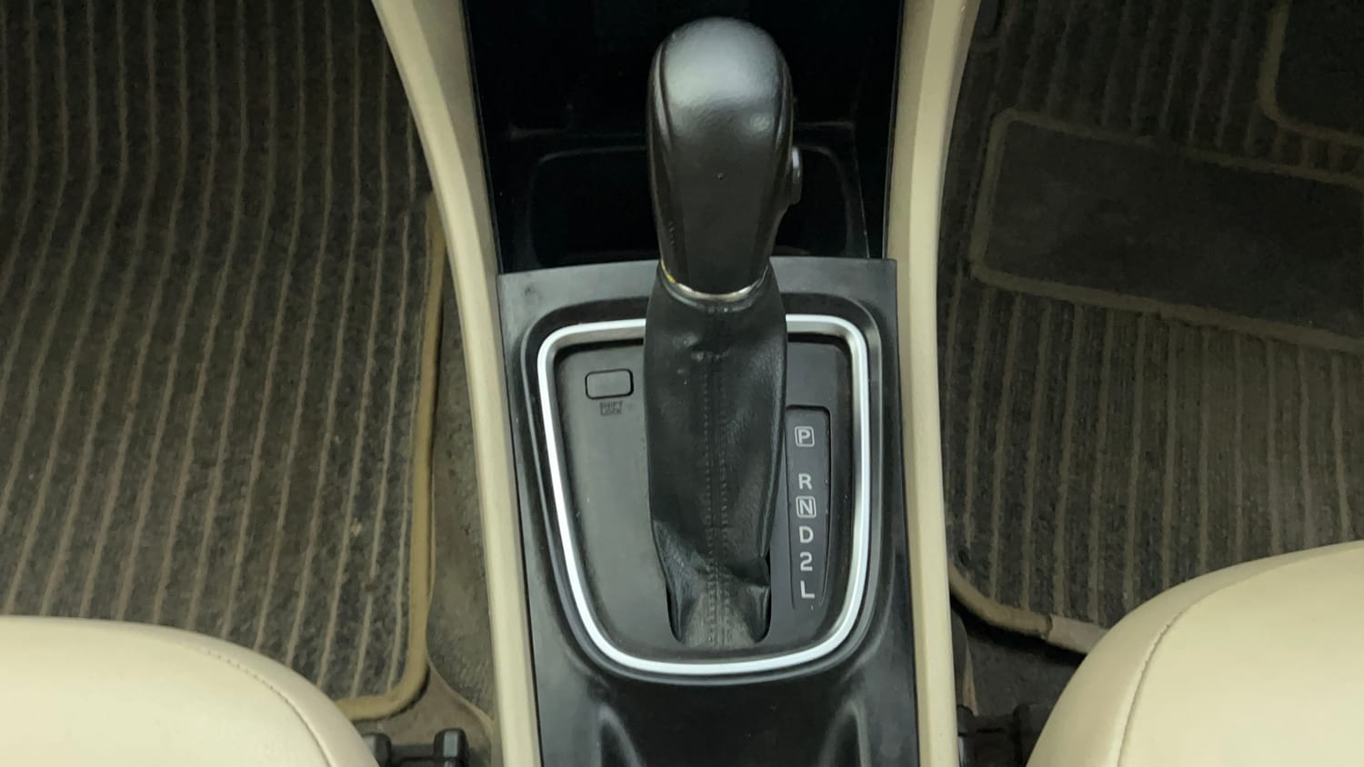 Used 2022 Maruti Suzuki Ciaz Alpha 1.5 AT Petrol Automatic interior GEAR  KNOB VIEW
