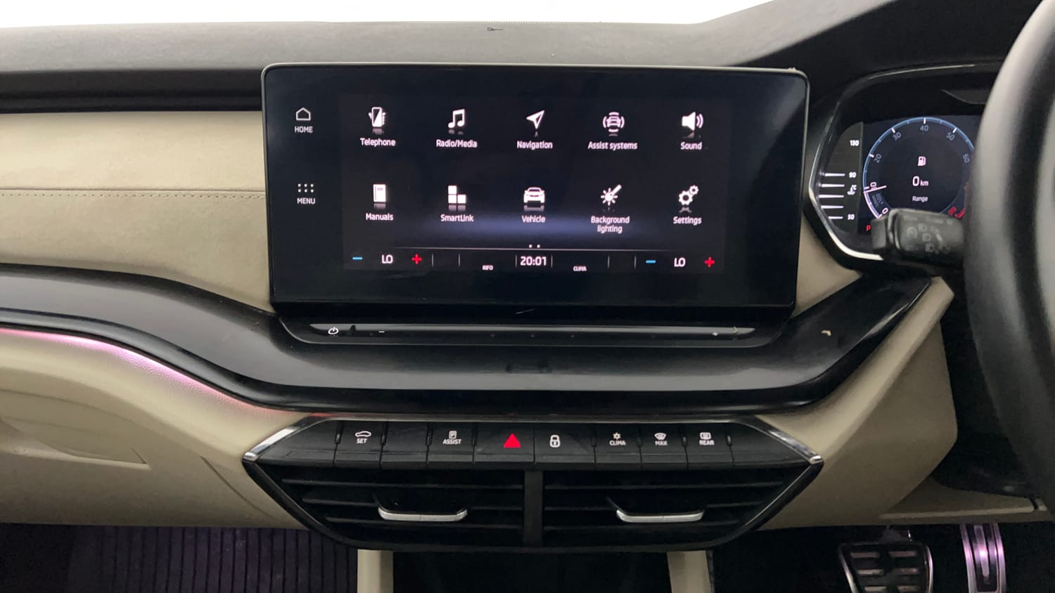 Used 2022 Skoda Octavia Style 2.0 Petrol Automatic interior MUSIC SYSTEM & AC CONTROL VIEW
