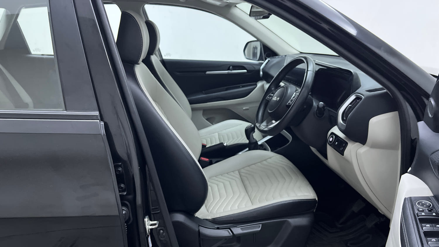 Used 2025 Kia Sonet HTX Plus 1.5 Diesel Manual interior RIGHT SIDE FRONT DOOR CABIN VIEW