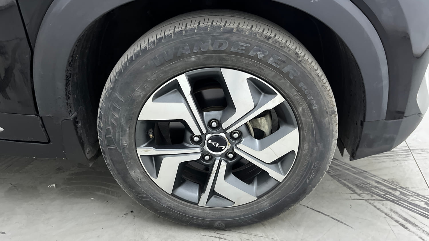 Used 2025 Kia Sonet HTX Plus 1.5 Diesel Manual tyres RIGHT FRONT TYRE RIM VIEW