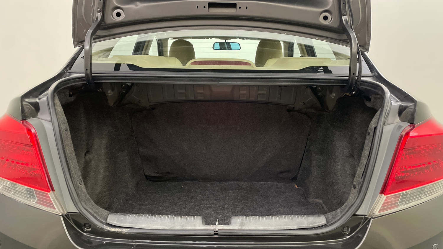 Used 2016 Honda Amaze 1.2 VX i-VTEC Petrol Manual interior DICKY INSIDE VIEW
