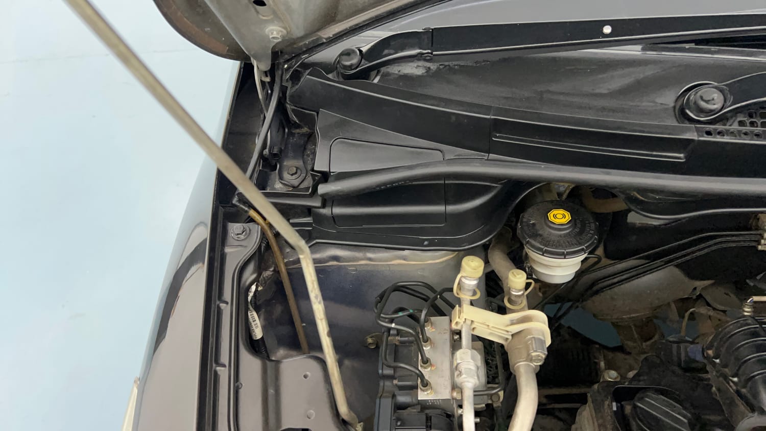 Used 2019 Honda Jazz VX CVT Petrol Petrol Automatic engine ENGINE RIGHT SIDE HINGE & APRON VIEW