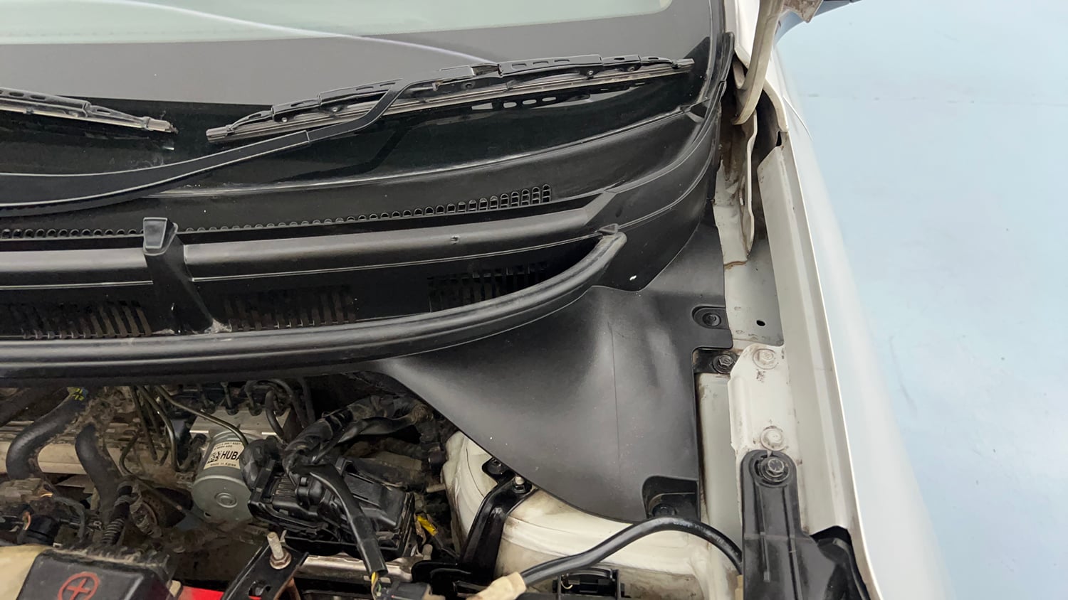 Used 2018 Hyundai Elite i20 Magna Executive 1.2 Petrol Manual engine ENGINE LEFT SIDE HINGE & APRON VIEW