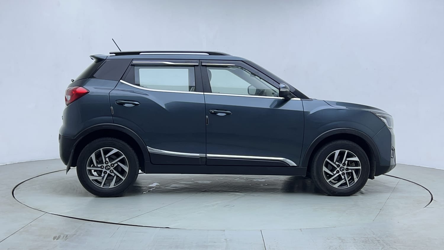 Used 2023 Mahindra XUV 300 W8 (O) 1.5 Diesel AMT Diesel Automatic exterior RIGHT SIDE VIEW