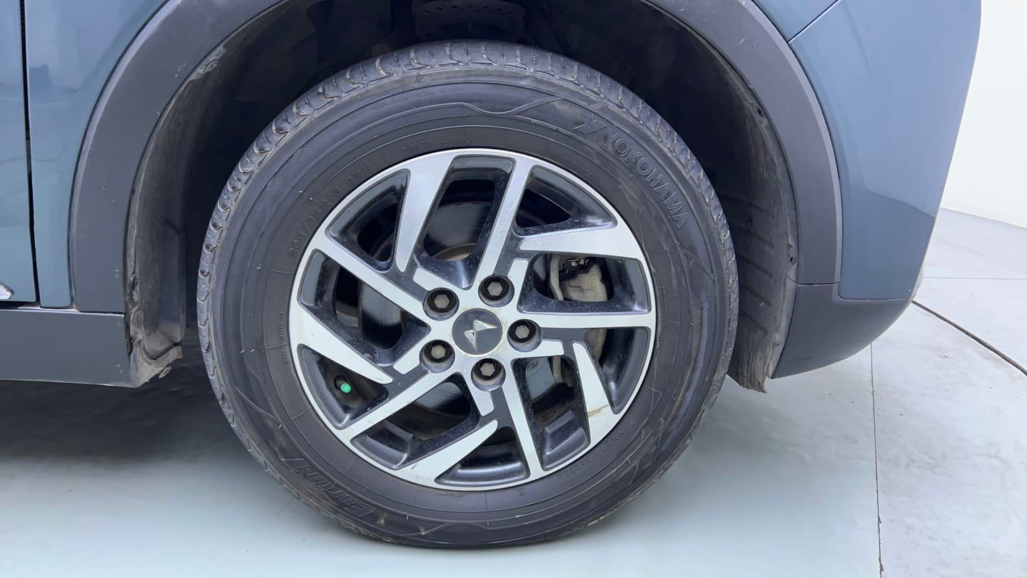 Used 2023 Mahindra XUV 300 W8 (O) 1.5 Diesel AMT Diesel Automatic tyres RIGHT FRONT TYRE RIM VIEW
