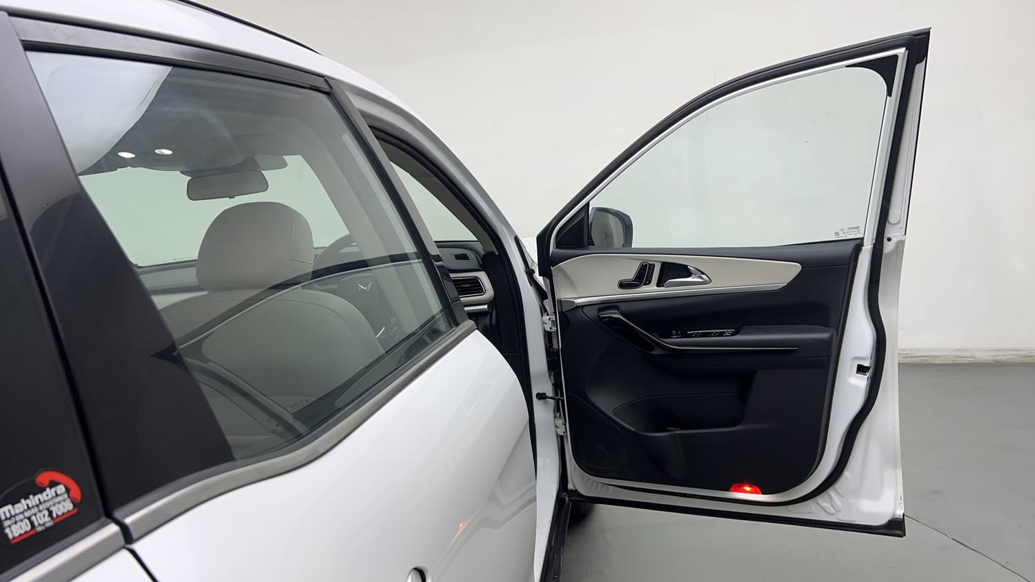 2024 Mahindra XUV700 AX 7 Petrol AT 7 STR-19