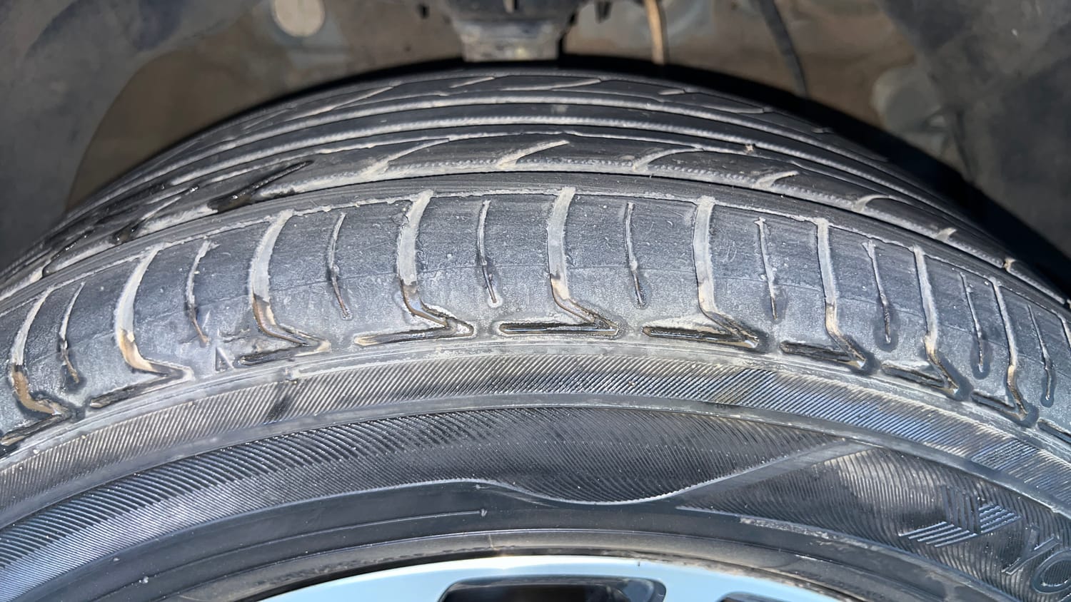 Used 2023 Mahindra XUV 300 W8 (O) 1.5 Diesel AMT Diesel Automatic tyres RIGHT FRONT TYRE TREAD VIEW