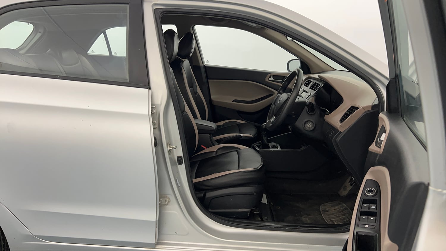 Used 2018 Hyundai Elite i20 Magna Executive 1.2 Petrol Manual interior RIGHT SIDE FRONT DOOR CABIN VIEW