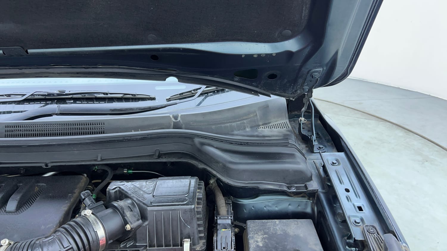 Used 2023 Mahindra XUV 300 W8 (O) 1.5 Diesel AMT Diesel Automatic engine ENGINE LEFT SIDE HINGE & APRON VIEW