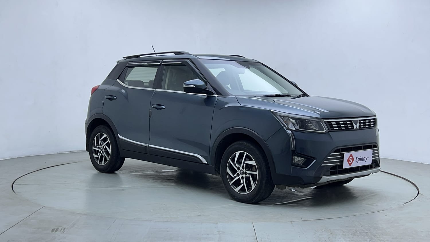 Used 2023 Mahindra XUV 300 W8 (O) 1.5 Diesel AMT Diesel Automatic exterior RIGHT FRONT CORNER VIEW