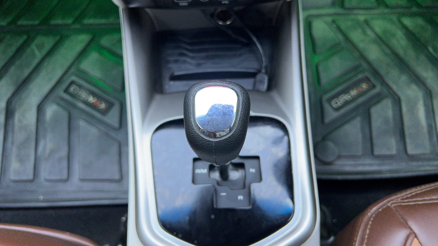 Used 2023 Mahindra XUV 300 W8 (O) 1.5 Diesel AMT Diesel Automatic interior GEAR  KNOB VIEW