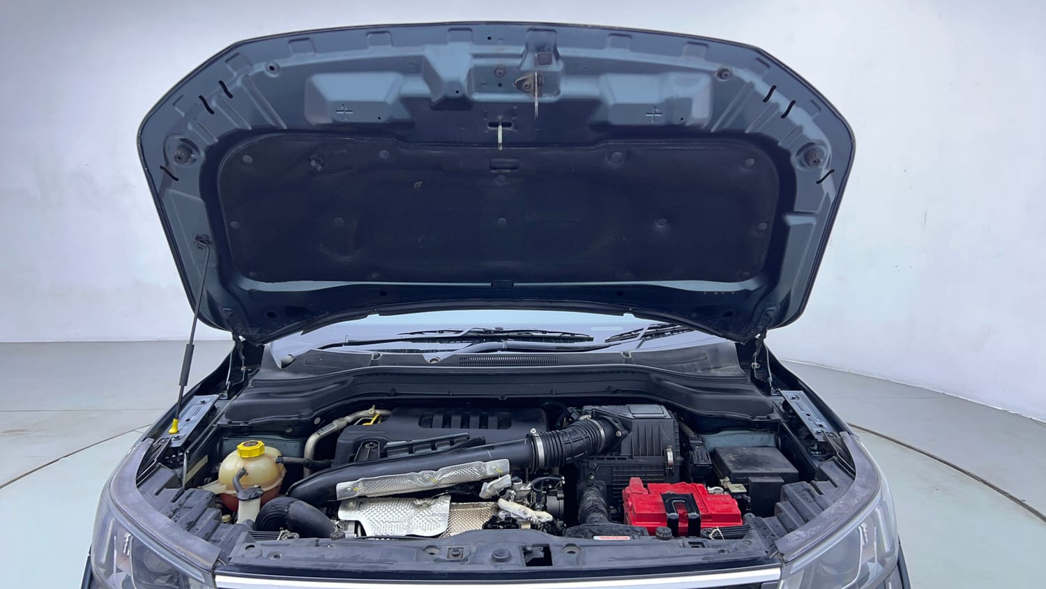 Used 2023 Mahindra XUV 300 W8 (O) 1.5 Diesel AMT Diesel Automatic engine ENGINE & BONNET OPEN FRONT VIEW