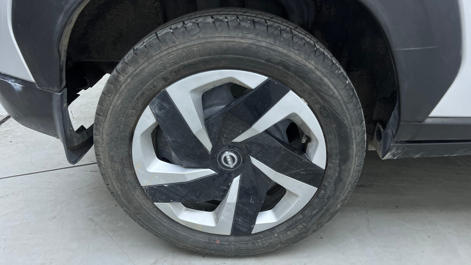 Used 2021 Nissan Magnite XL Turbo CVT Petrol Automatic tyres RIGHT REAR TYRE RIM VIEW