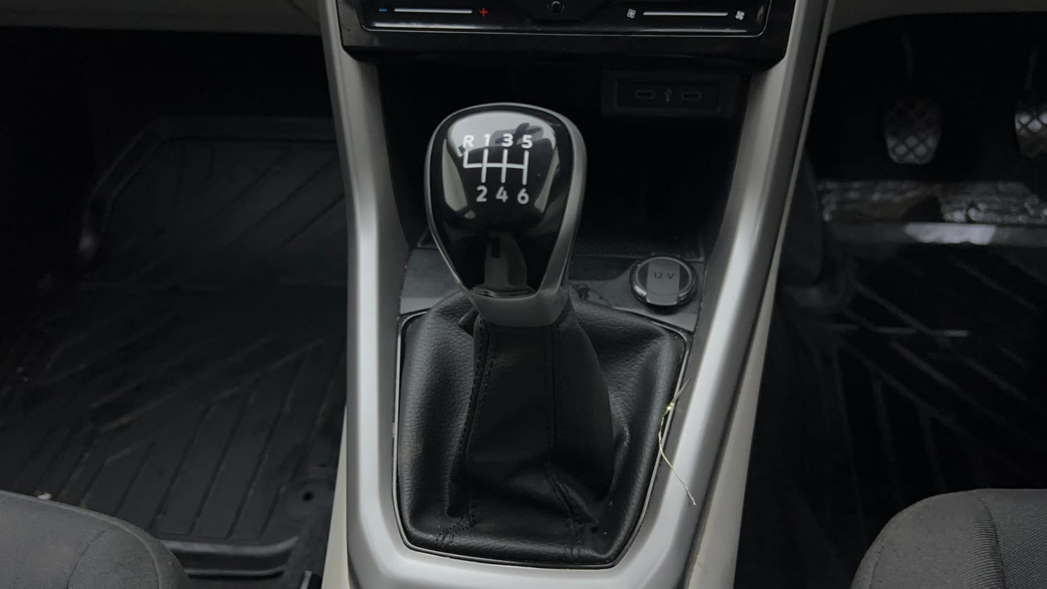 Used 2024 Volkswagen Taigun Highline 1.0 TSI MT Petrol Manual interior GEAR  KNOB VIEW