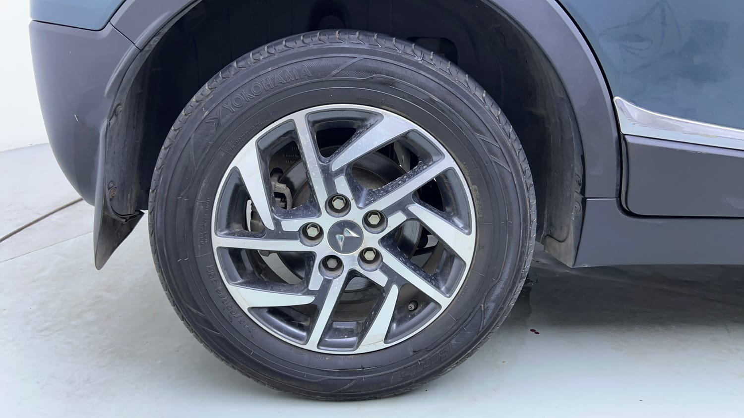 Used 2023 Mahindra XUV 300 W8 (O) 1.5 Diesel AMT Diesel Automatic tyres RIGHT REAR TYRE RIM VIEW
