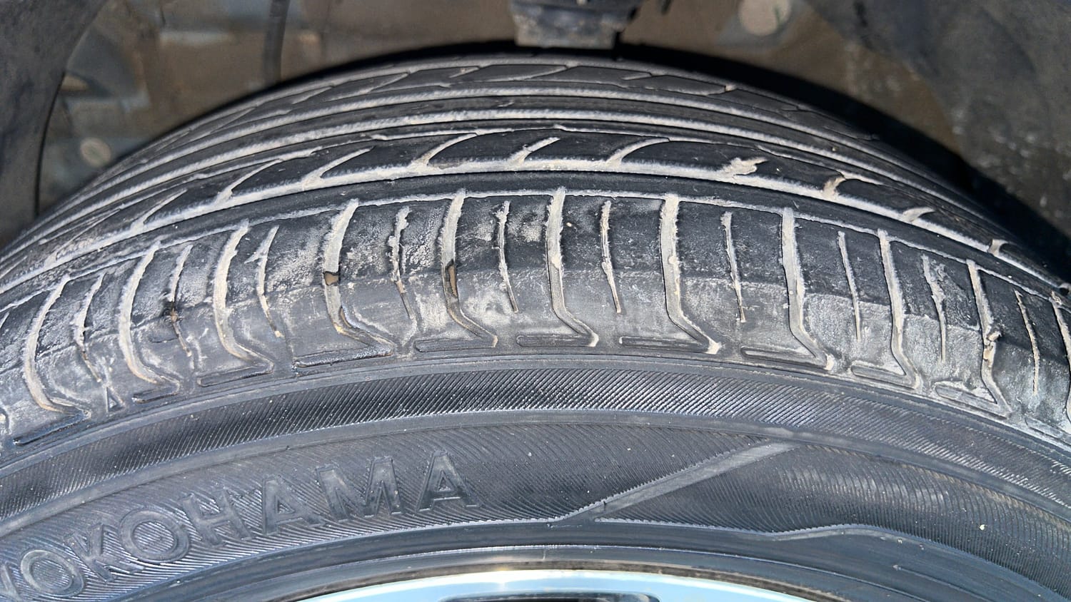 Used 2023 Mahindra XUV 300 W8 (O) 1.5 Diesel AMT Diesel Automatic tyres LEFT FRONT TYRE TREAD VIEW