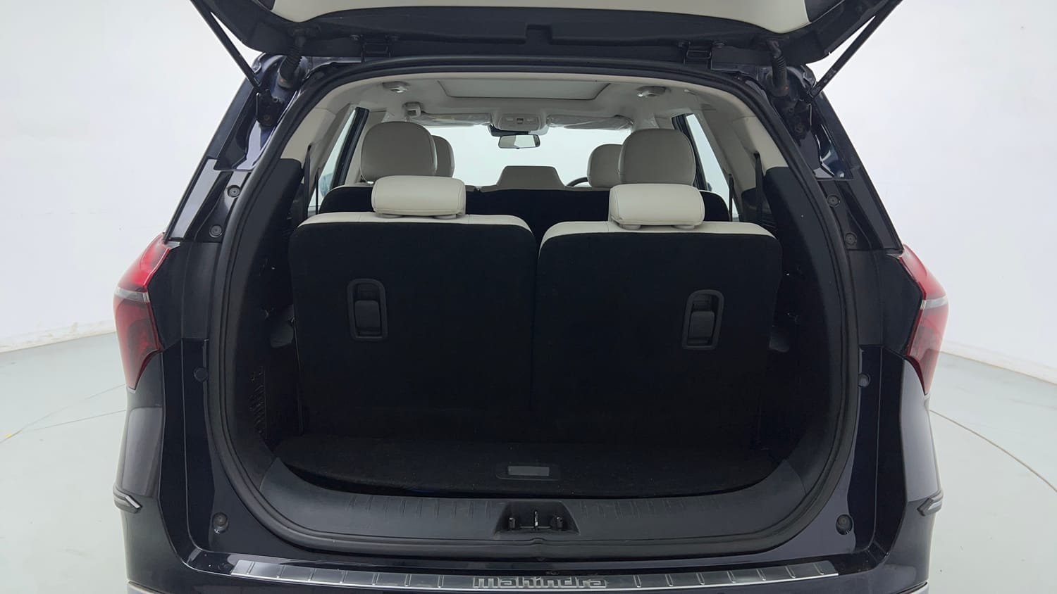 2023 Mahindra XUV700 AX 7 Petrol AT 7 STR-26