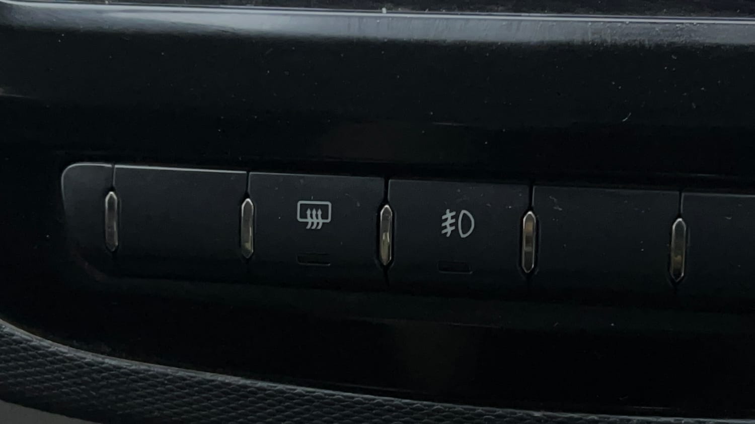 Used 2020 Tata Tiago XZ Petrol Manual top_features Rear defogger