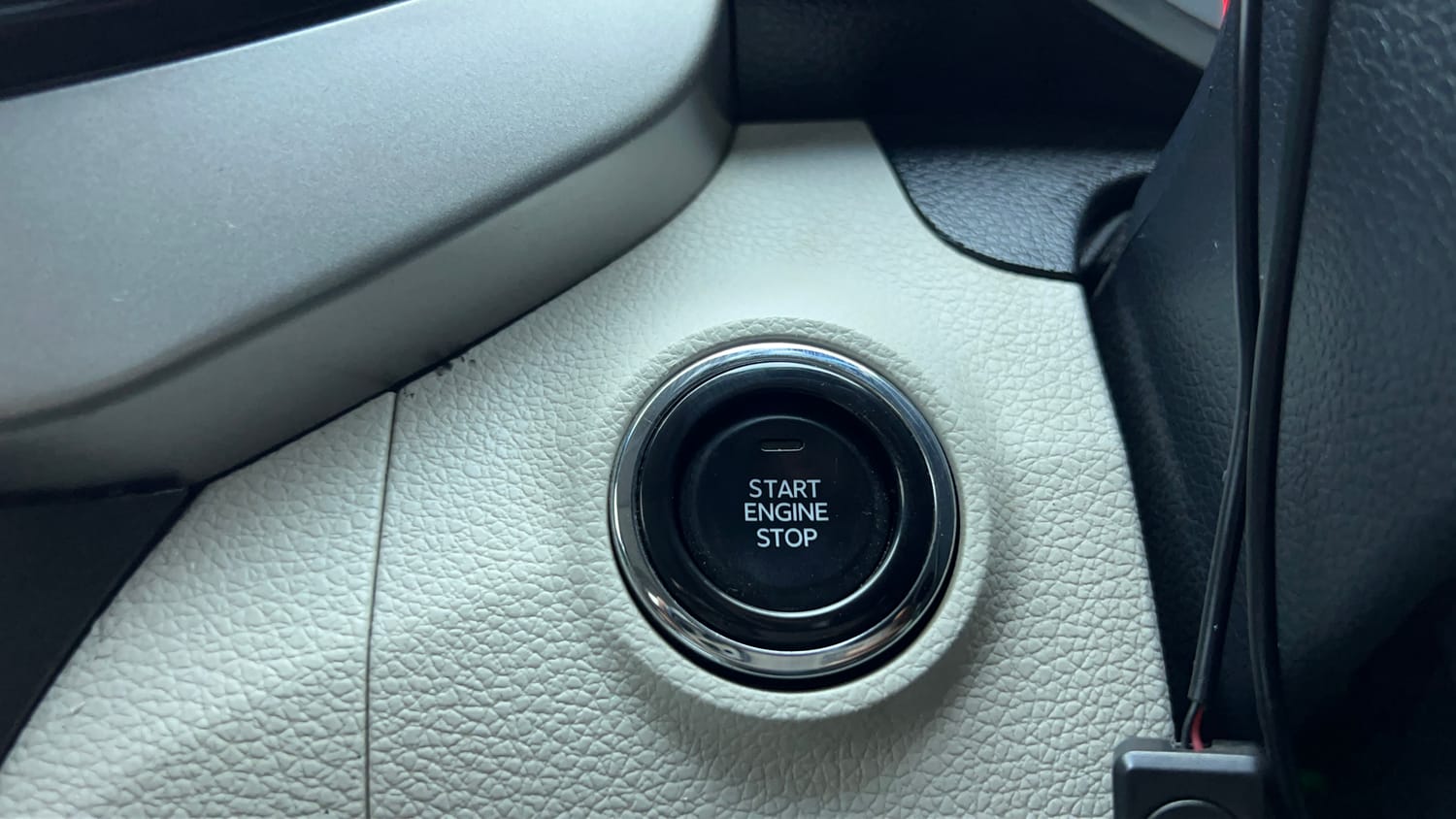 Used 2023 Mahindra XUV 300 W8 (O) 1.5 Diesel AMT Diesel Automatic top_features Keyless start