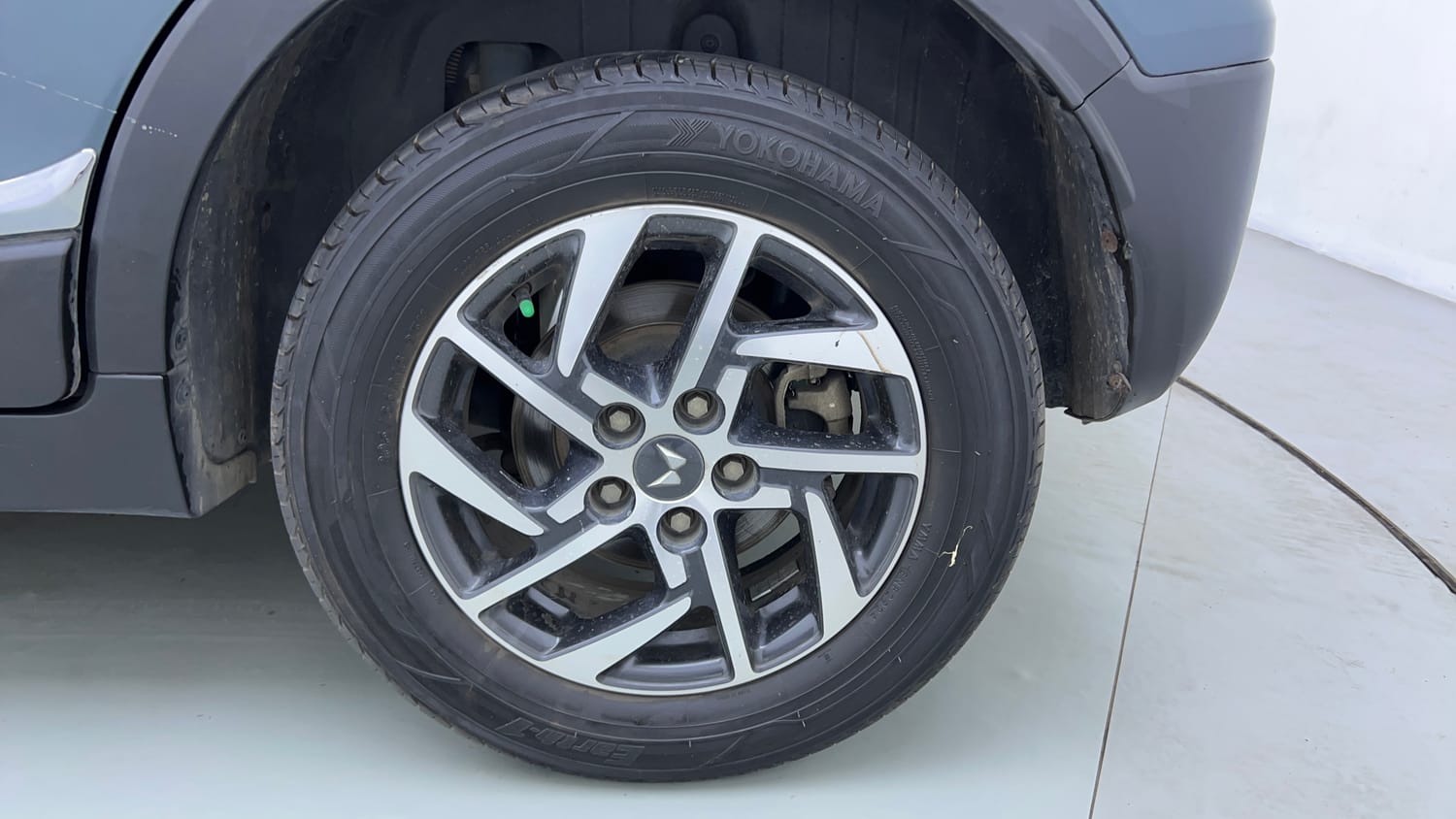 Used 2023 Mahindra XUV 300 W8 (O) 1.5 Diesel AMT Diesel Automatic tyres LEFT REAR TYRE RIM VIEW