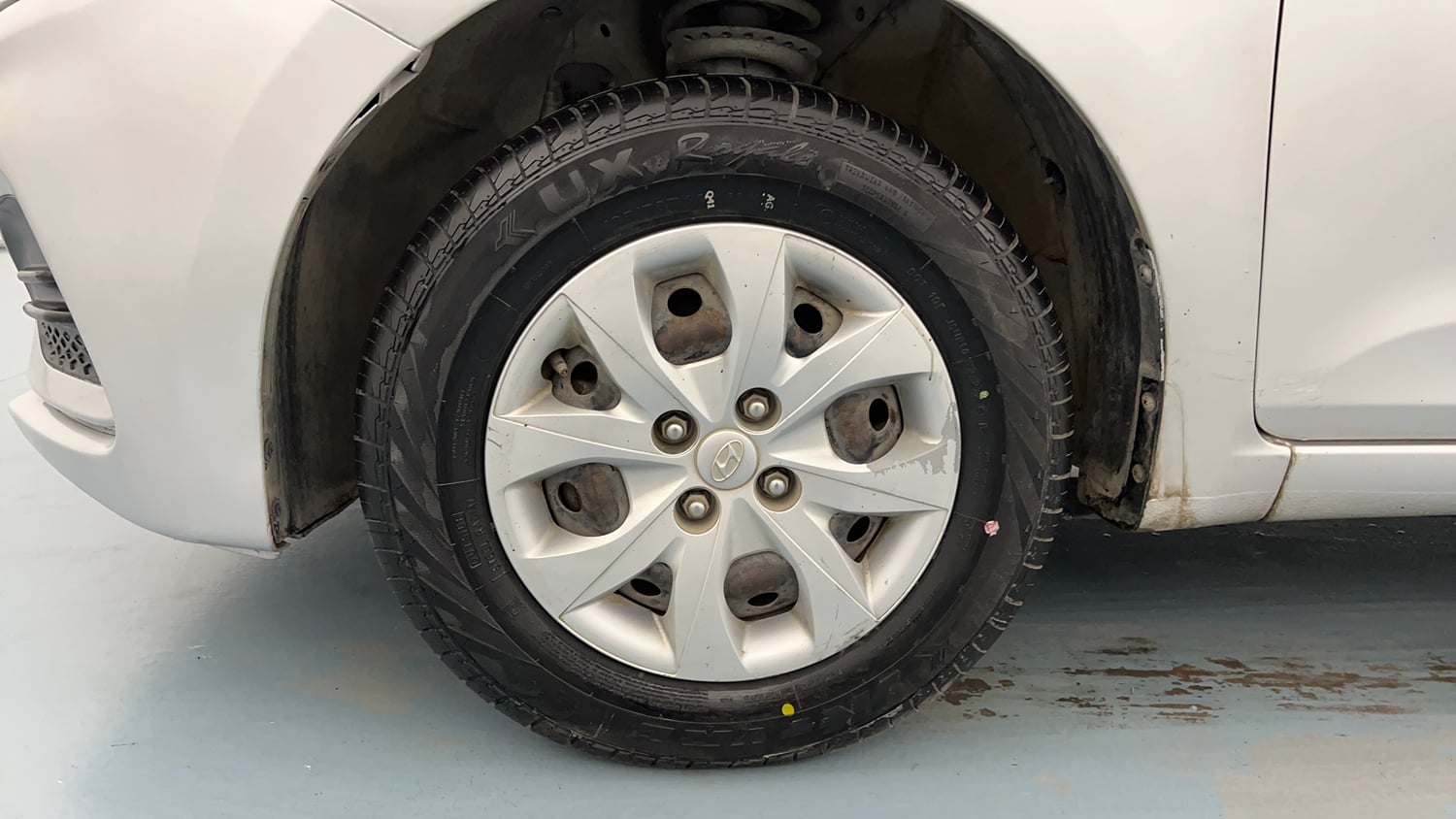 Used 2018 Hyundai Elite i20 Magna Executive 1.2 Petrol Manual tyres LEFT FRONT TYRE RIM VIEW