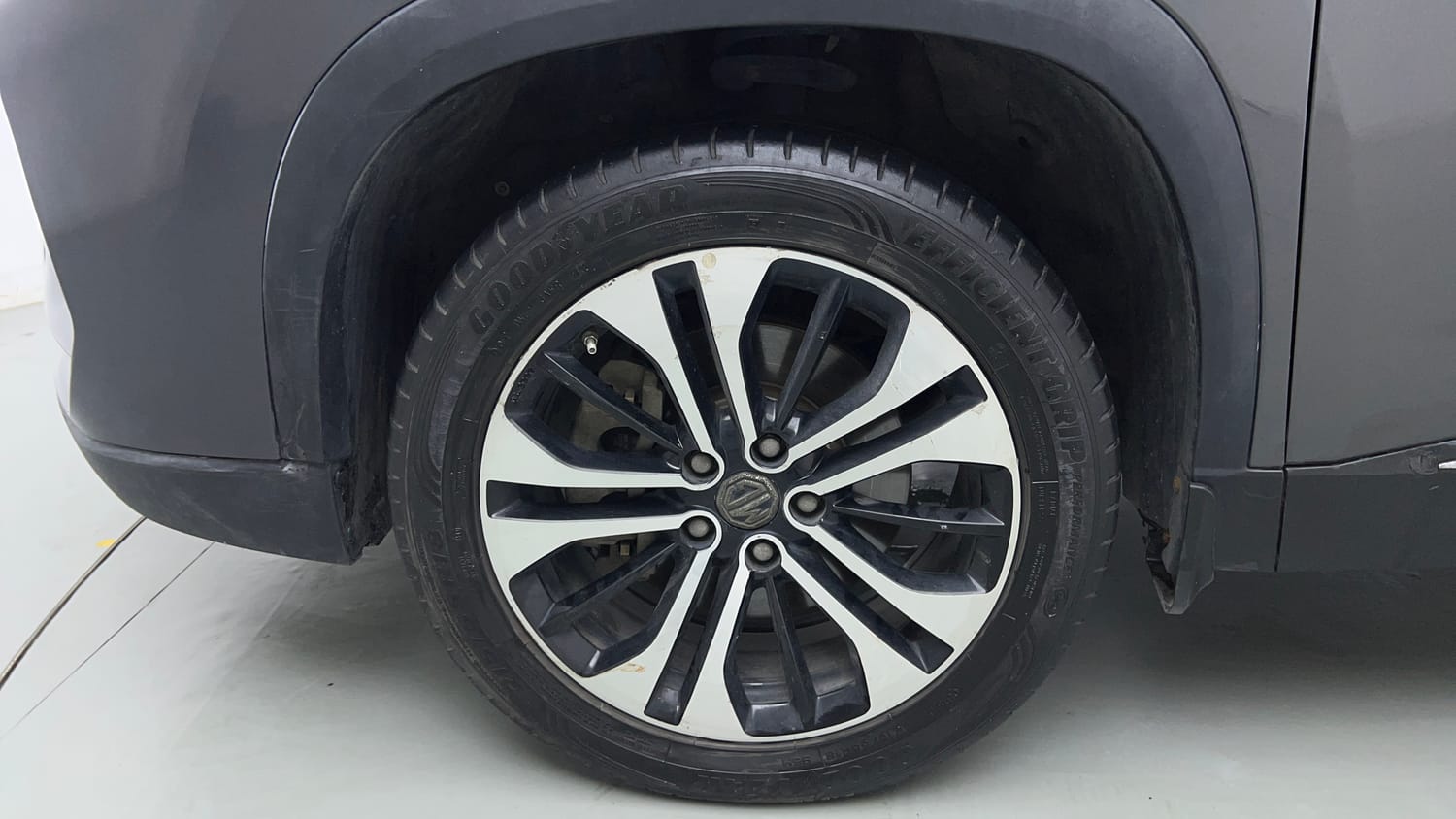 Used 2022 MG Motors Hector Plus Sharp 1.5 Petrol Turbo CVT 6-STR Petrol Automatic tyres LEFT FRONT TYRE RIM VIEW