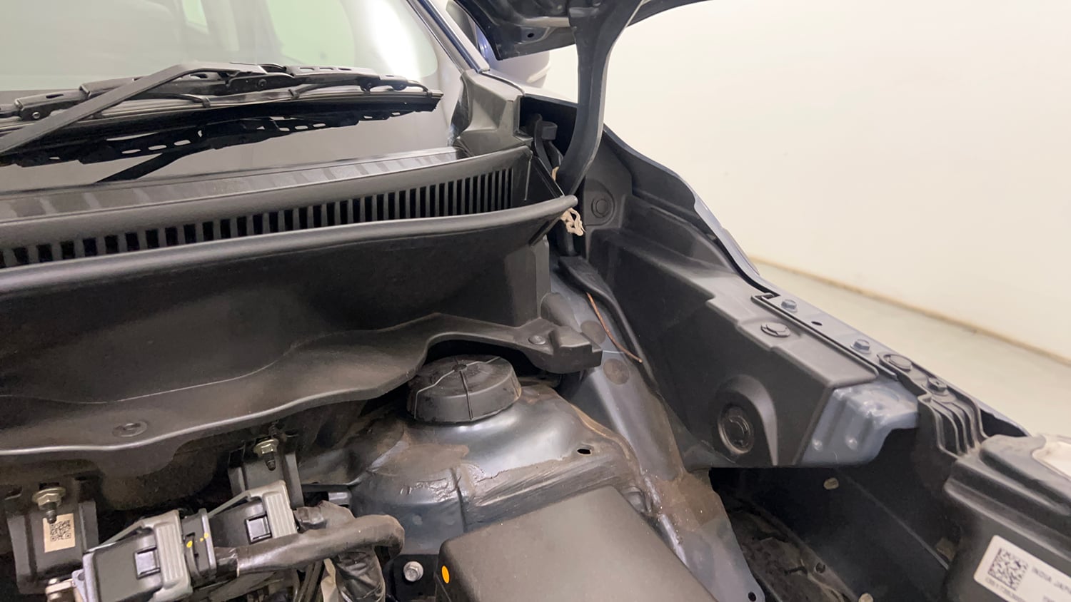 Used 2025 Maruti Suzuki XL6 Alpha Plus AT Petrol Petrol Automatic engine ENGINE LEFT SIDE HINGE & APRON VIEW
