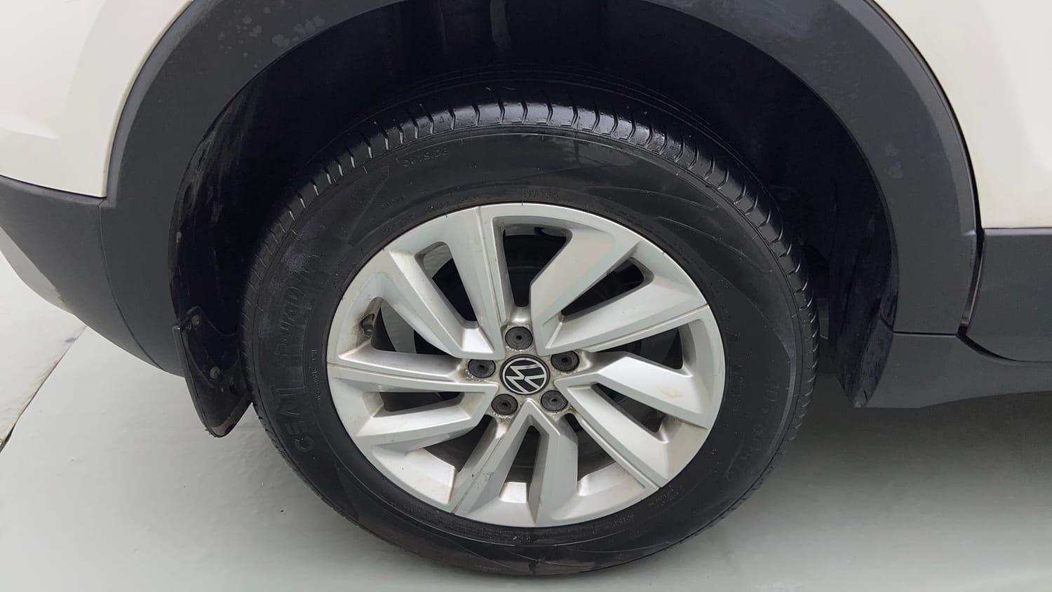 Used 2024 Volkswagen Taigun Highline 1.0 TSI MT Petrol Manual tyres RIGHT REAR TYRE RIM VIEW
