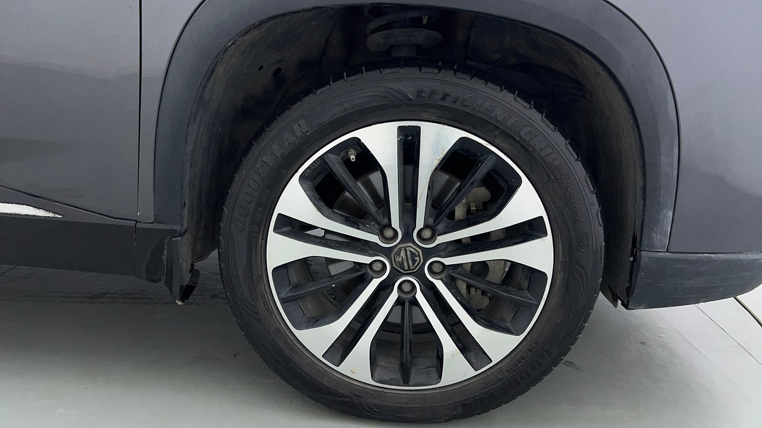 Used 2022 MG Motors Hector Plus Sharp 1.5 Petrol Turbo CVT 6-STR Petrol Automatic tyres RIGHT FRONT TYRE RIM VIEW
