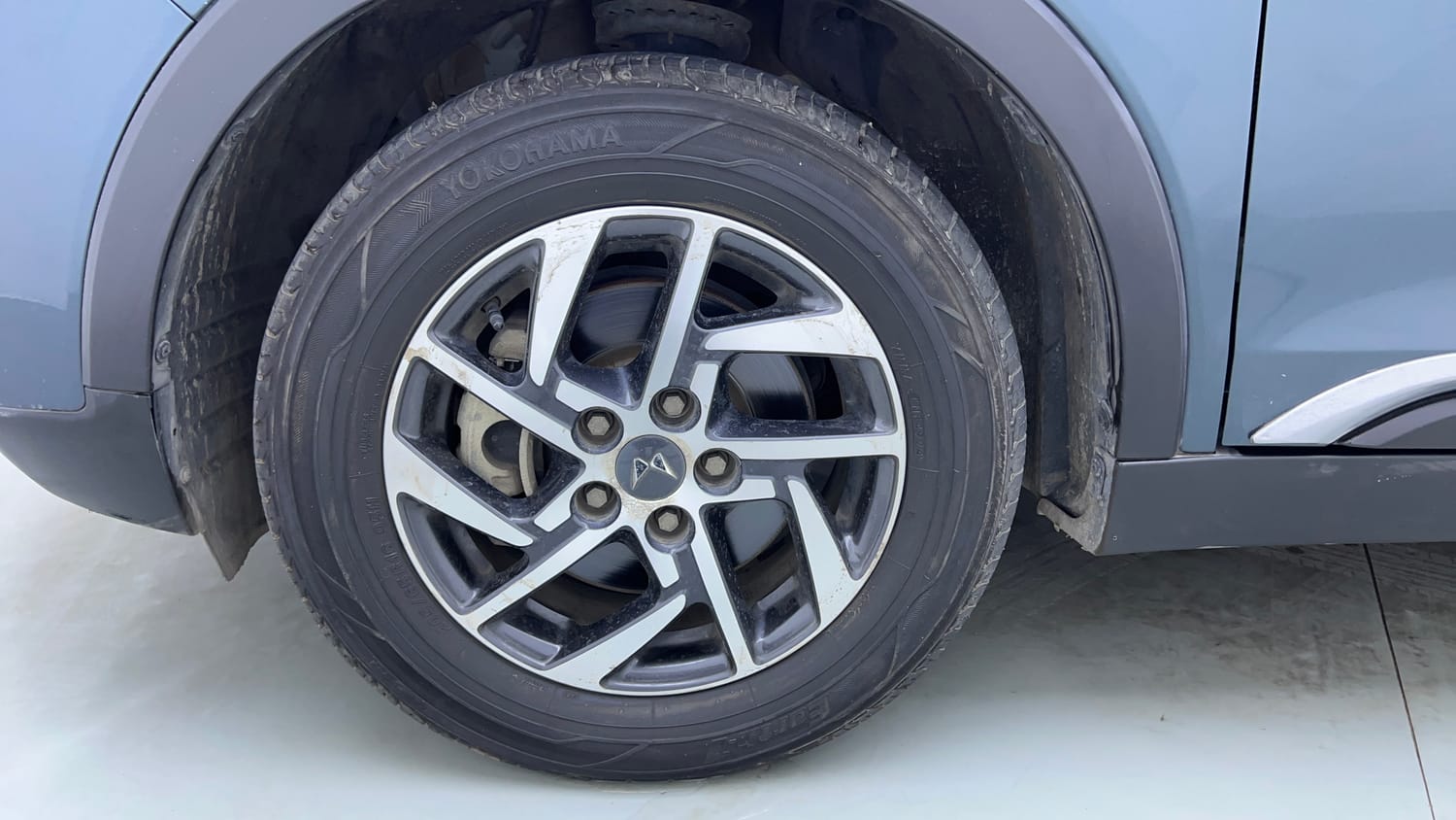 Used 2023 Mahindra XUV 300 W8 (O) 1.5 Diesel AMT Diesel Automatic tyres LEFT FRONT TYRE RIM VIEW