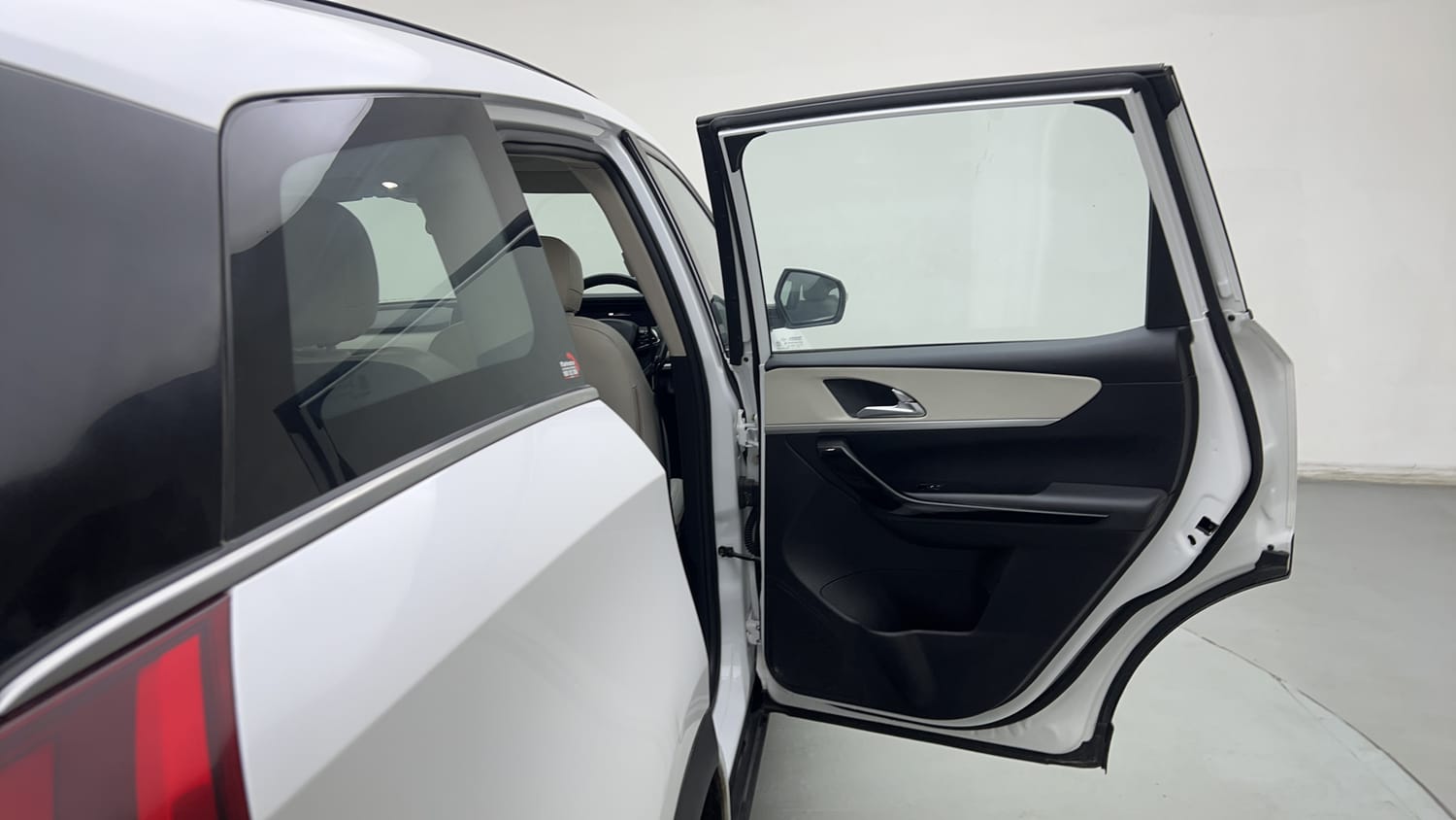 2024 Mahindra XUV700 AX 7 Petrol AT 7 STR-20