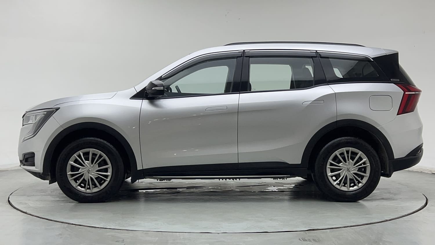 2024 Mahindra XUV700 AX5 Diesel AT 7 STR-1