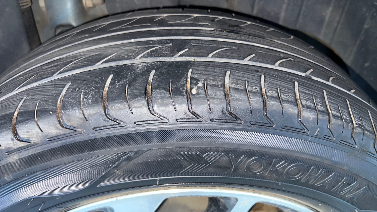Used 2023 Mahindra XUV 300 W8 (O) 1.5 Diesel AMT Diesel Automatic tyres LEFT REAR TYRE TREAD VIEW