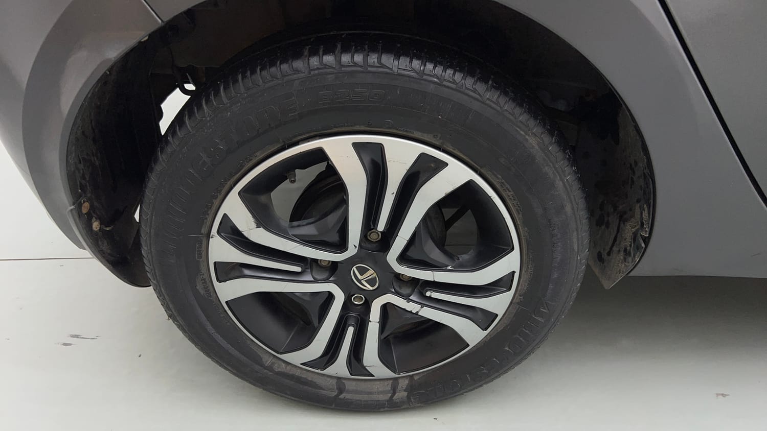Used 2020 Tata Tiago XZ Petrol Manual tyres RIGHT REAR TYRE RIM VIEW