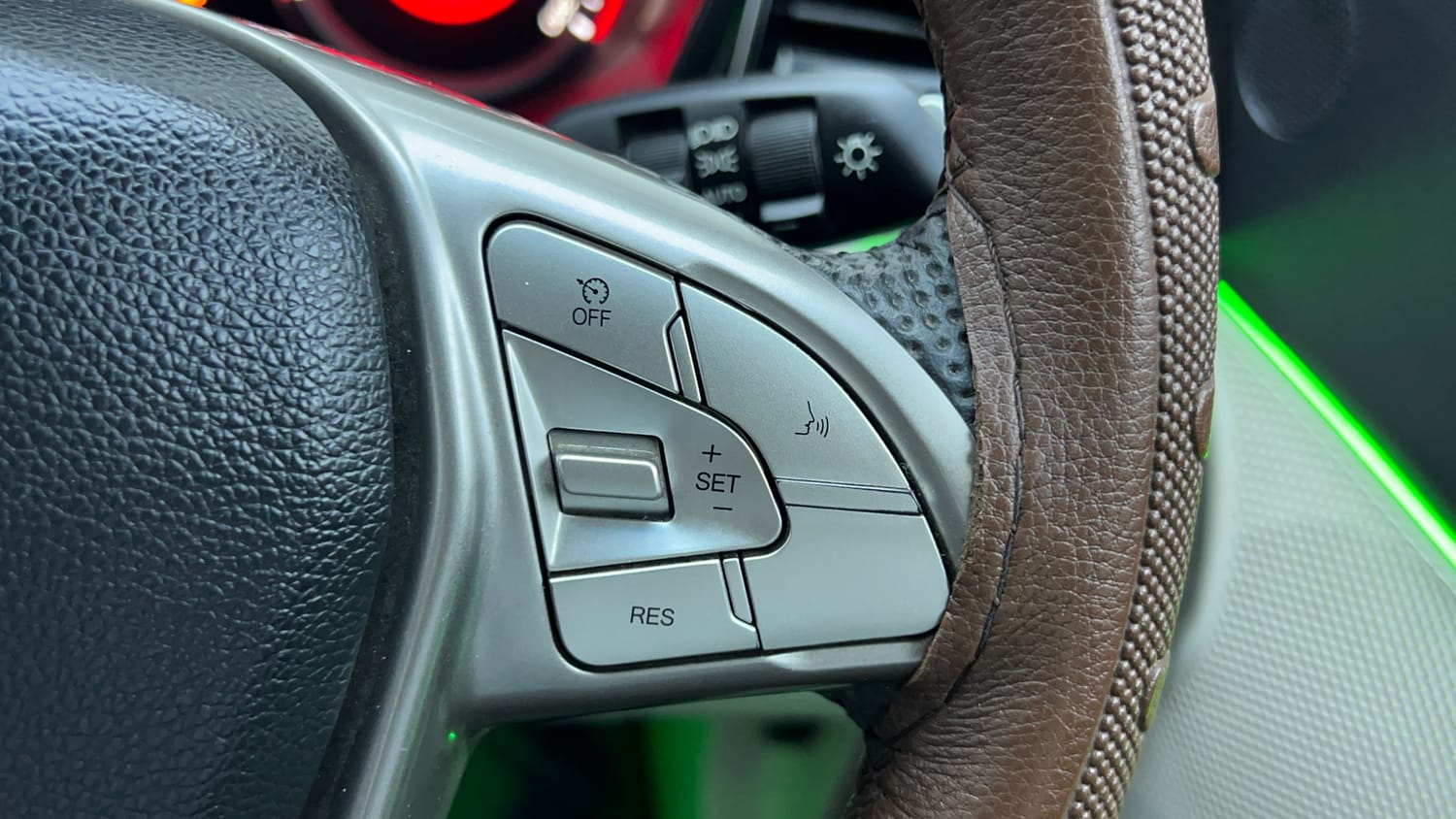 Used 2023 Mahindra XUV 300 W8 (O) 1.5 Diesel AMT Diesel Automatic top_features Cruise control