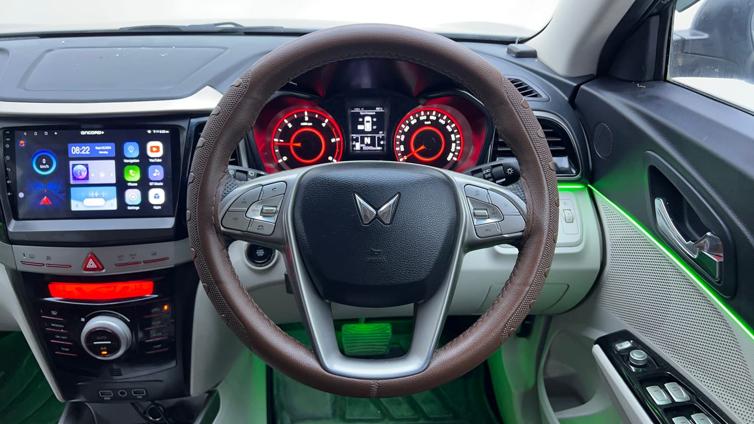 Used 2023 Mahindra XUV 300 W8 (O) 1.5 Diesel AMT Diesel Automatic interior STEERING VIEW