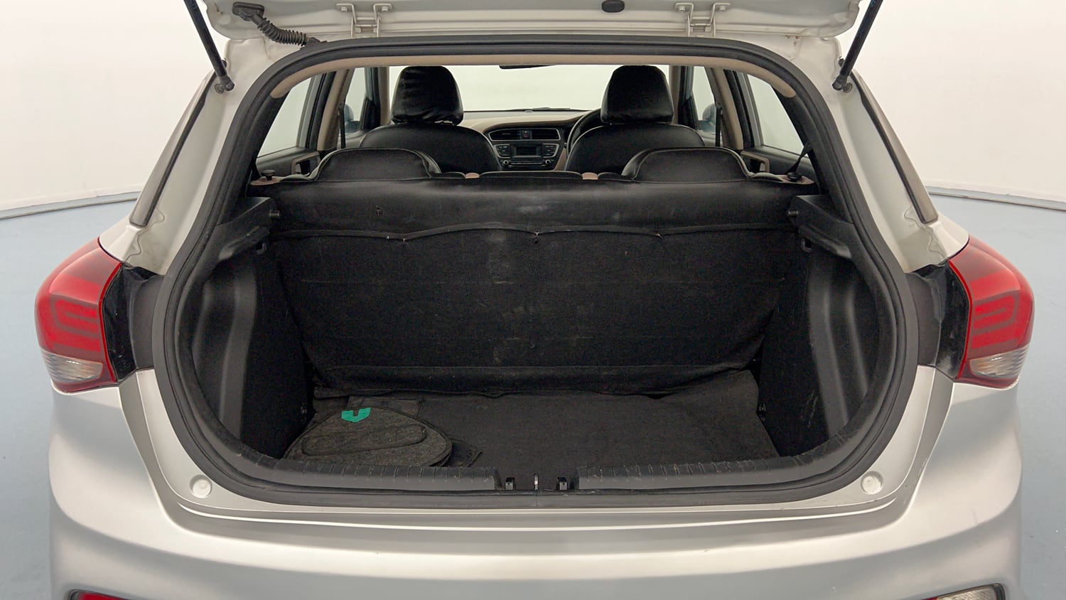 Used 2018 Hyundai Elite i20 Magna Executive 1.2 Petrol Manual interior DICKY INSIDE VIEW
